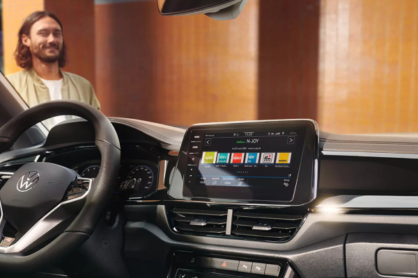 Volkswagen_T-Roc_600x400_cockpit-radio